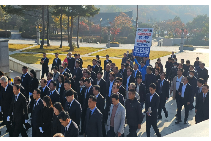 조인철 전 광주시 경제부시장이 30일 5·18묘지에서 '국민의힘의 첫번 째 혁신은 오월 정신의 헌법 전문 수록'이라는 피켓을 들고 1인 시위를 했다. 조인철 후보 제공 