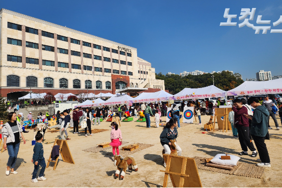 28일 경기도 수원시 중앙예닮학교에서 펼쳐진 '홀리윈 페스티벌'. 투호와 활쏘기, 떡메치기 등 전통놀이를 비롯한  다양한 체험활동, 백일장, 사생대회, 기독영화 상영회, 먹거리 장터 등이 마련됐다.   