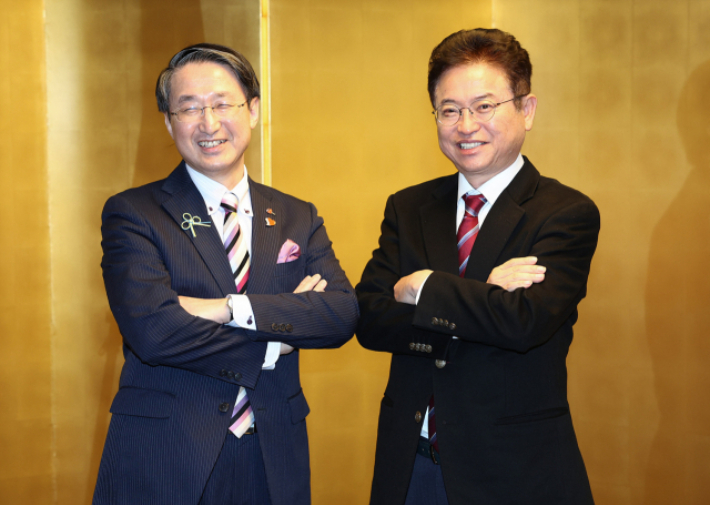 이철우 대한민국시도지사협의회장과 히라이 신지 일본 전국지사회장. 경북도 제공