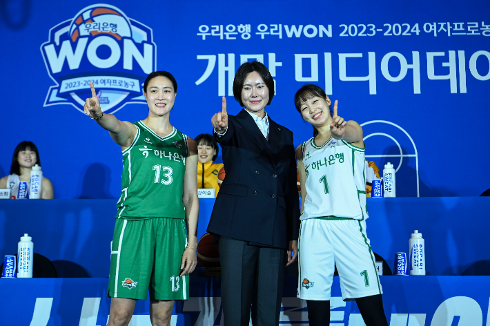 하나원큐 김정은(왼쪽부터), 허윤자 코치, 신지현. WKBL 제공