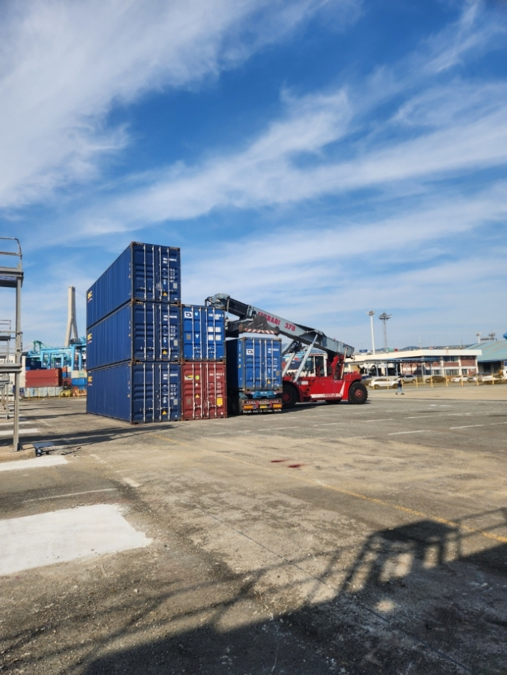 감만부두 1번 선석 공 컨테이너 적치 작업 모습. 부산항만공사 제공  