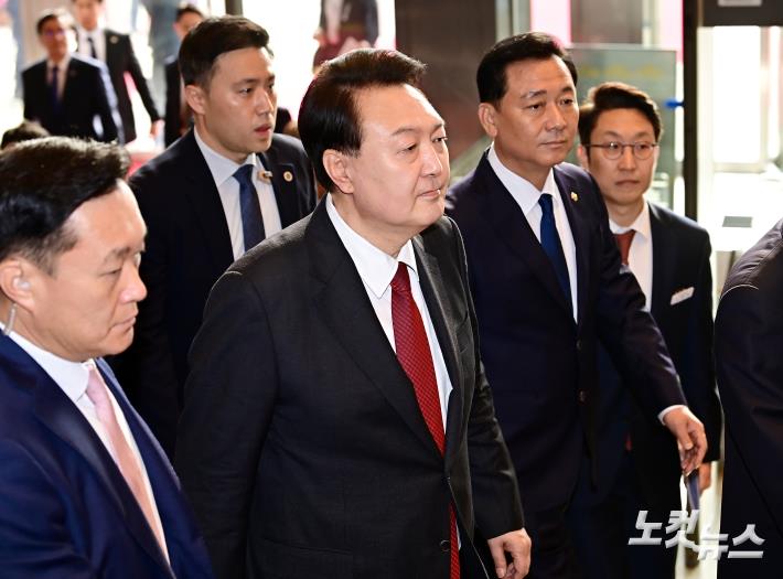 윤석열 대통령이 31일 오전 내년도 정부 예산안에 대한 시정연설을 하기 위해 서울 여의도 국회로 들어서고 있다.