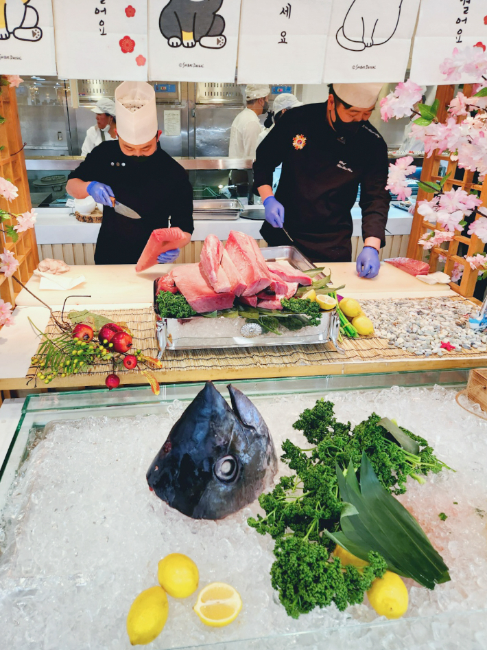 현대그린푸드가 운영 중인 단체급식사업장에서 '즉석 참치해체쇼'가 진행되는 모습. 현대백화점그룹 제공