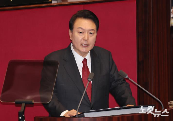 윤석열 대통령이 31일 서울 여의도 국회 본회의장에서 2024년도 예산안에 대한 시정연설을 하고 있다.