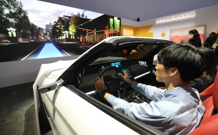 삼성전자, CES 2023서 '하만 레디 케어' 소개 사진. 연합뉴스