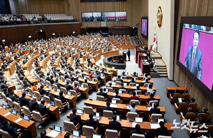 윤석열 대통령이 31일 서울 여의도 국회 본회의장에서 2024년도 예산안 및 기금운용계획안에 대한 시정연설을 하고 있다. 윤창원 기자