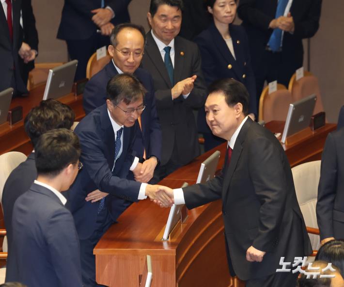 최재해 감사원장과 인사 나누는 윤석열 대통령