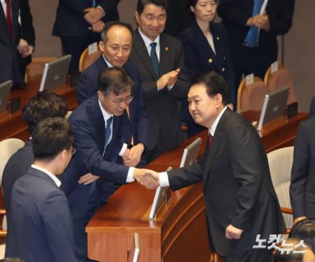 최재해 감사원장과 인사 나누는 윤석열 대통령