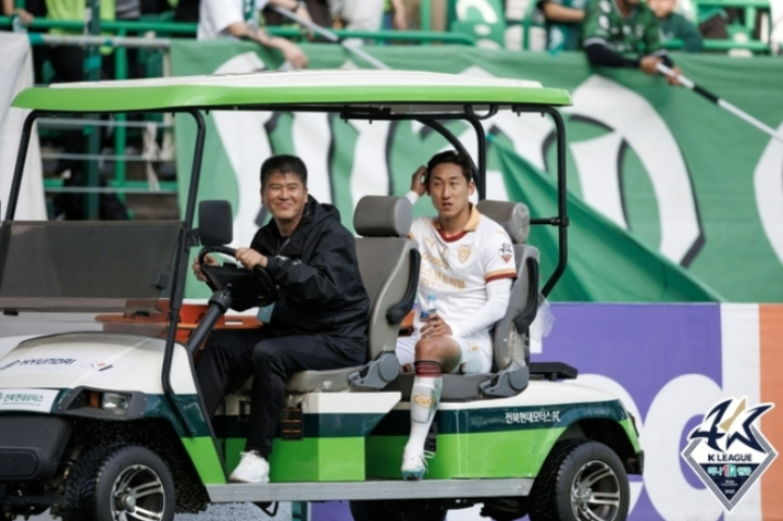 부상으로 실려 나가는 포항 김용환. 한국프로축구연맹 제공