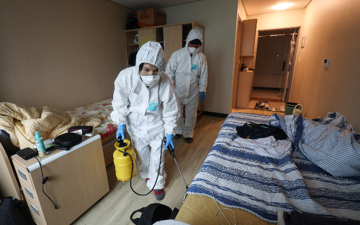 19일 대구 달서구 계명대학교 기숙사에서 방역업체 관계자들이 빈대(베드버그) 박멸을 위해 방역 소독을 하고 있다. 연합뉴스