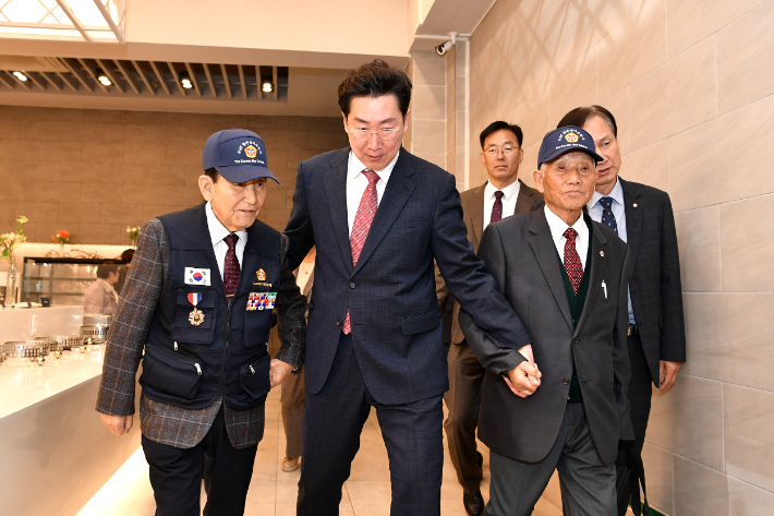 31일 열린 6.25참전유공자 위로연에서 원강수 원주시장이 참전유공자들을 직접 안내하고 있다. 원주시 제공 