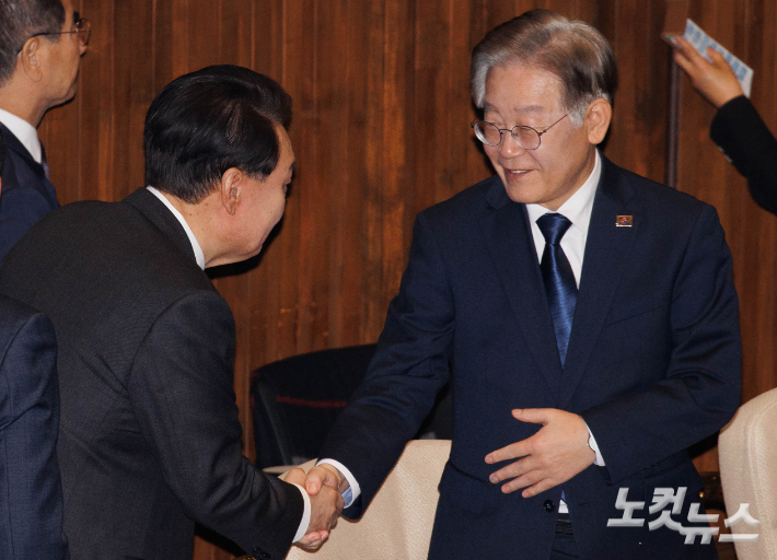 윤석열 대통령이 31일 서울 여의도 국회 본회의장에서 2024년도 예산안에 대한 시정연설을 위해 입장하며 이재명 더불어민주당 대표와 인사를 하고 있다. 윤창원 기자