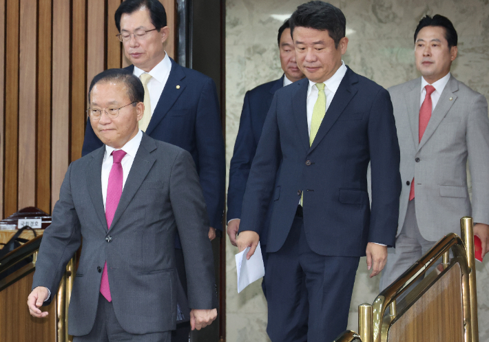 31일 국회에서 열린 국민의힘 원내대책회의에 윤재옥 원내대표와 유의동 정책위의장 등이 입장하고 있다. 연합뉴스