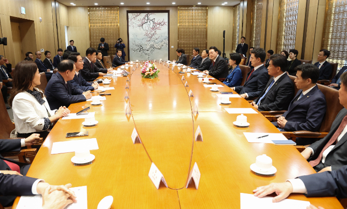 윤석열 대통령이 31일 국회에서 2024년도 예산안 및 기금운용계획안 대통령 시정연설을 마친 뒤 가진 국회 상임위원장단 및 여야 원내대표와의 간담회에서 발언하고 있다. 연합뉴스