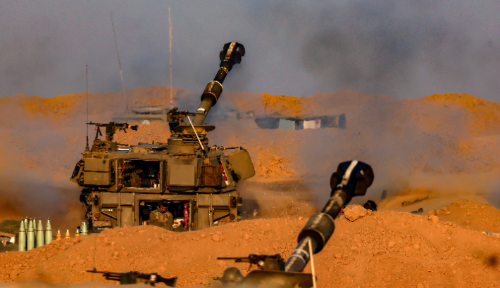 이스라엘 군인들이 31일(현지시간) 가자지구 국경 인근에서 155mm 곡사포를 발사하고 있다. 연합뉴스