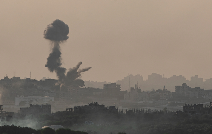 이스라엘 스데로트에서 바라본 팔레스타인 가자지구는 이미 폐허로 변했지만, 이스라엘군은 30일(현지시간)에도 포격을 이어갔다. 연합뉴스