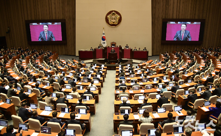 윤석열 대통령이 31일 서울 여의도 국회 본회의장에서 2024년도 예산안에 대한 시정연설을 하고 있다. 윤창원 기자