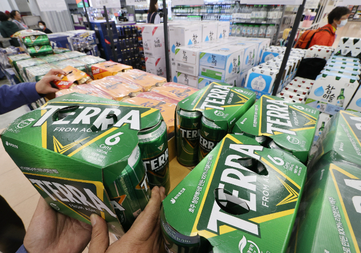 서울 한 대형마트에 진열된 하이트진로의 맥주와 소주 제품들. 연합뉴스 