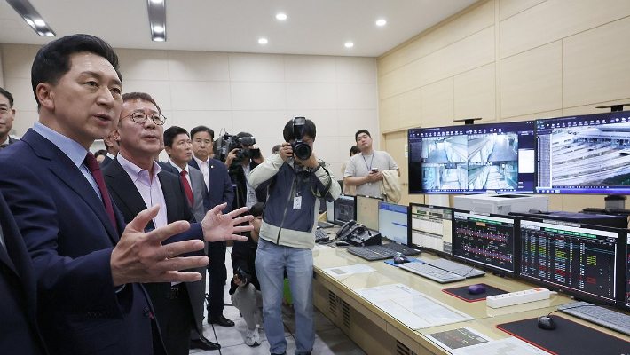 국민의힘 김기현 대표가 지난 30일 김포골드라인을 관리하는 김포한강 차량기지를 방문, 관제실을 둘러보고 있다. 연합뉴스