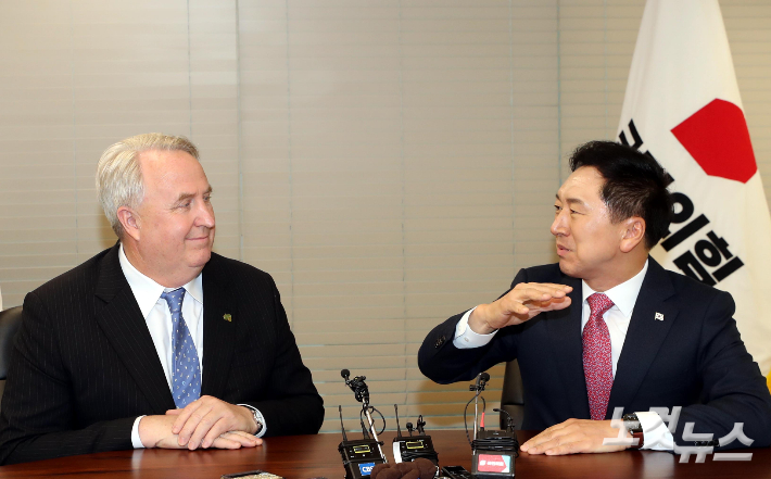 국민의힘 김기현 대표가 23일 서울 여의도 국민의힘 중앙당사에서 인요한 혁신위원장을 접견하고 있다. 윤창원 기자