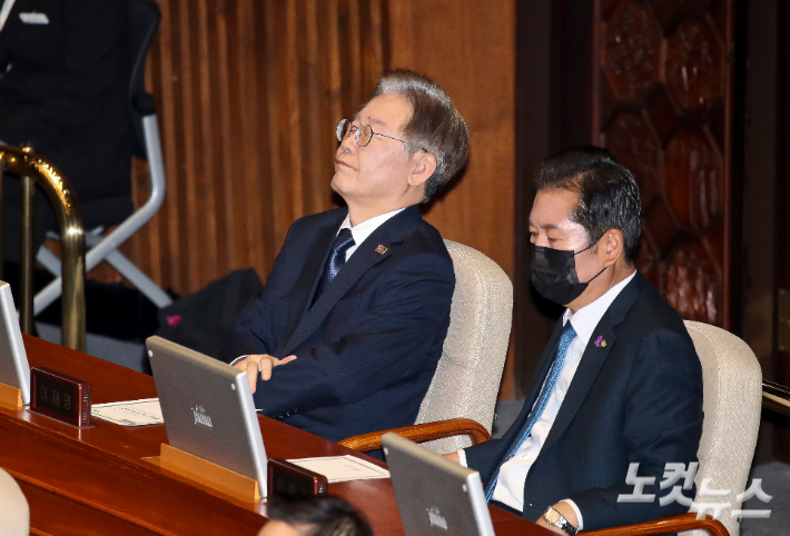 더불어민주당 이재명 대표가 31일 서울 여의도 국회 본회의장에서 윤석열 대통령의 내년도 정부 예산안에 대한 시정연설 중 생각에 잠겨있다. 윤창원 기자