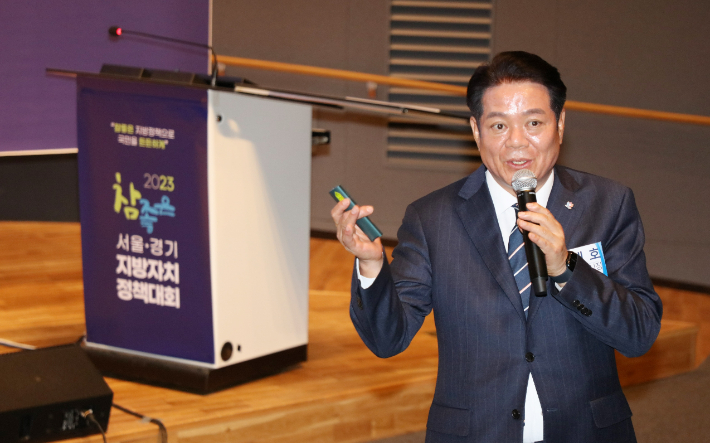 최대호 안양시장이 지난 4월 21일 서울경기 지방자치 정책대회에서 안양시의 청년정책을 소개하고 있는 모습. 안양시청 제공