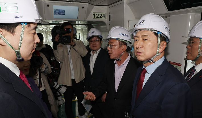 국민의힘 김기현 대표가 30일 김포골드라인을 관리하는 김포한강차량기지를 방문, 열차 내부를 둘러보고 있다. 연합뉴스