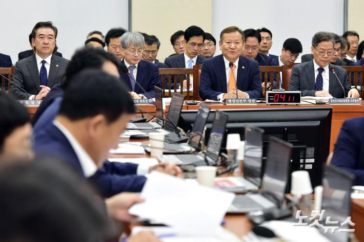 의원 질의에 답변하는 이상민 행정안전부 장관