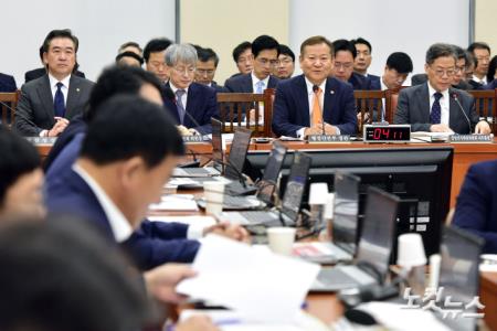 의원 질의에 답변하는 이상민 행정안전부 장관