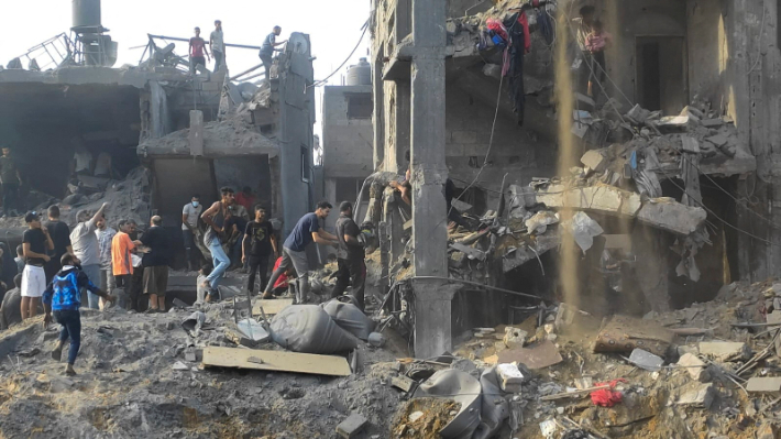 31일(현지시간) 팔레스타인 가자지구 북부 자발리아 난민촌의 건물 잔해에서 주민들이 구조 작업을 벌이는 모습. 연합뉴스