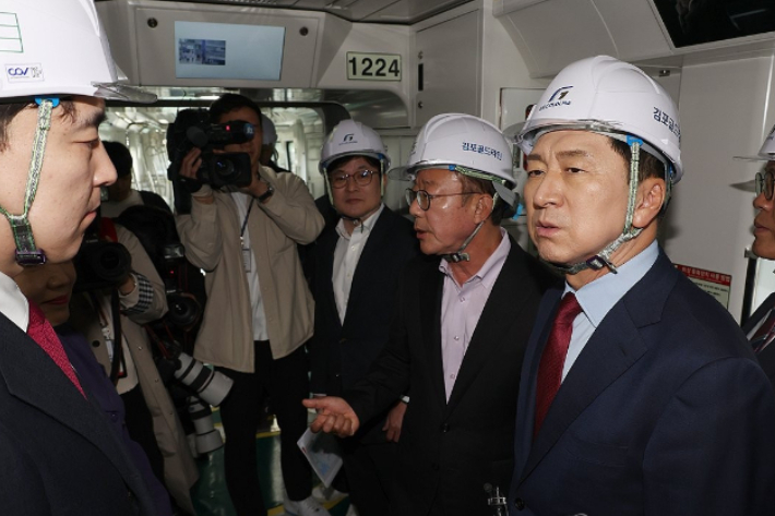 국민의힘 김기현 대표가 지난 30일 김포골드라인을 관리하는 김포한강차량기지를 방문, 열차 내부를 둘러보고 있다. 연합뉴스