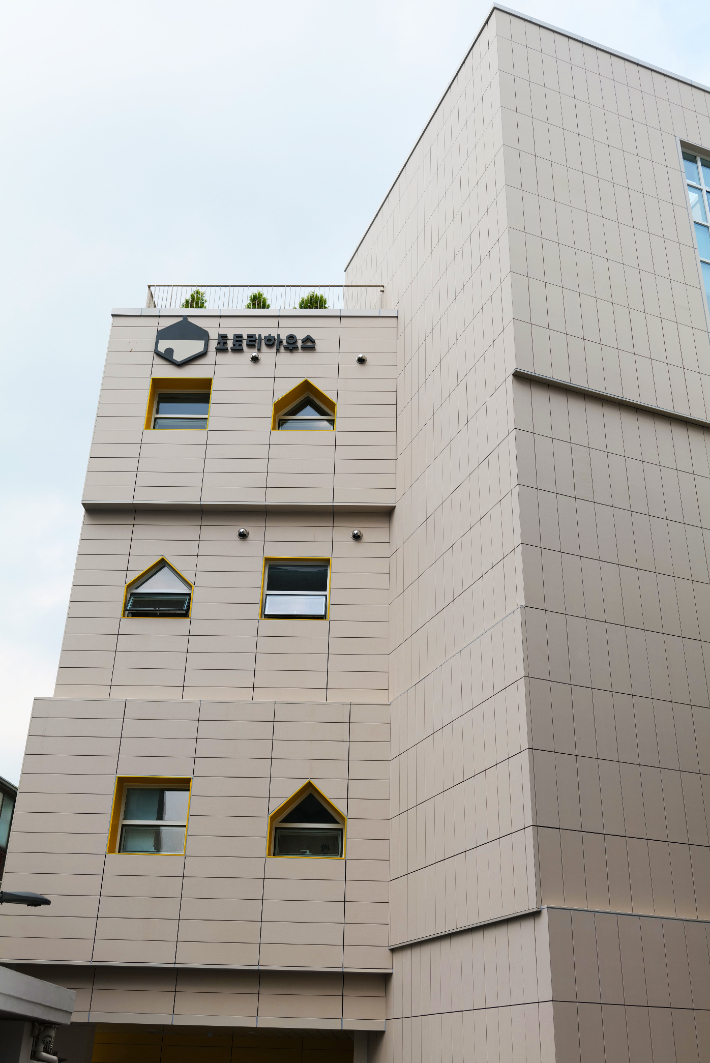 넥슨어린이통합케어센터의 별칭은 '도토리하우스'다. 센터를 이용하는 모든 환아를 도토리에 빗대 건강한 '참나무'로 자라나길 소망하는 마음을 담아 지었다. 서울대어린이병원에서 5분 거리인 원남동에 위치한 센터 외경. 서울대병원 제공