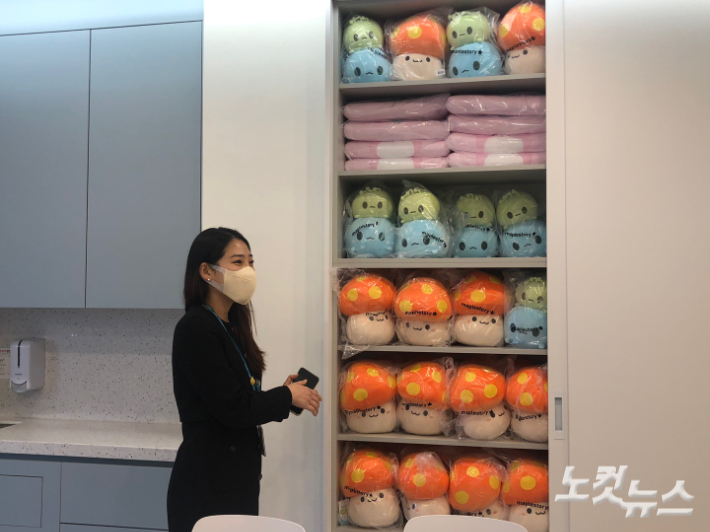 의료적 돌봄 외 다양한 치료·놀이활동이 제공된다. 캐릭터 인형을 활용한 인형극을 포함해 종사자들이 환아를 찾아가는 음악치료·미술치료도 이뤄진다. 이은지 기자