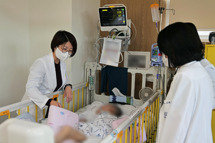 넥슨어린이통합케어센터 병실을 돌며 회진 중인 김민선 서울대병원 소아청소년과 교수(센터장). 서울대병원 제공