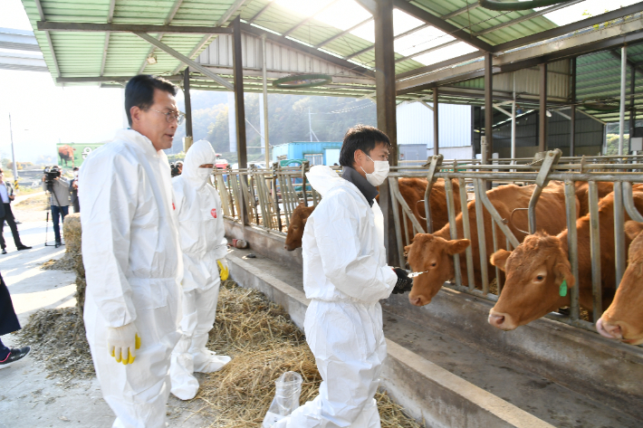 이순걸 울주군수는 1일 울주군 삼동면 작동리 한우농가를 방문해 럼피스킨병 긴급 백신접종 등 방역 추진상황을 점검했다. 울주군 제공