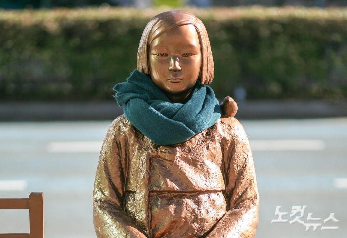 부산 동구 일본영사관 앞에 설치된 평화의 소녀상. 송호재 기자