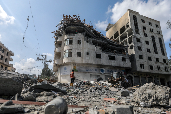 이스라엘군의 공습으로 파괴된 가자지구의 팔레스타인 통신업체 건물. 연합뉴스