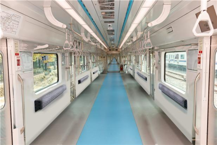 서울교통공사는 지하철 혼잡도를 완화하기 위해 내년 1월 출퇴근 시간대의 지하철 4·7호선 열차 2칸을 대상으로 객실 의자를 없애는 시범사업을 추진한다고 1일 밝혔다. 사진은 전동차 객실 의자 개량 후 사진. 서울교통공사 제공