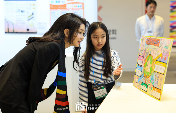 김건희 여사가 1일 서울 강남구 코엑스에서 열린 디자인코리아 2023 개막식을 찾아 수상작을 살펴보며 설명을 듣고 있다. 대통령실 제공