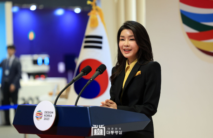 김건희 여사가 1일 서울 강남구 코엑스에서 열린 디자인코리아 2023 개막식에서 축사를 하고 있다. 대통령실 제공