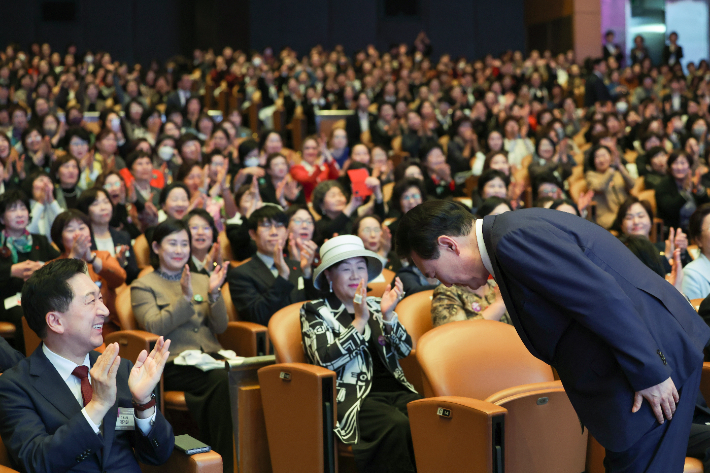 윤석열 대통령이 1일 서울 강남구 코엑스에서 열린 제58회 전국여성대회에서 참석자들에게 허리 숙여 인사하고 있다. 대통령실 제공.