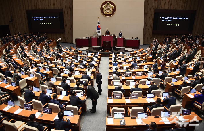 윤석열 대통령이 지난달 31일 서울 여의도 국회 본회의장에서 2024년도 예산안에 대한 시정연설을 위해 입장하고 있다. 윤창원 기자