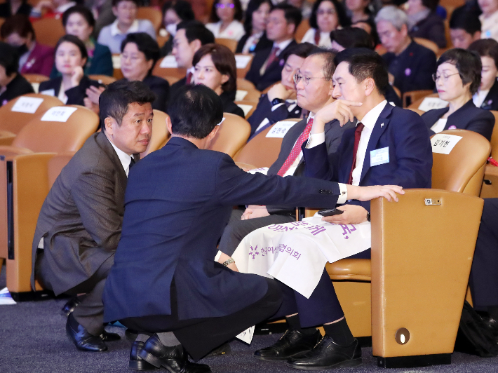 국민의힘 김기현 대표와 윤재옥 원내대표, 유의동 정책위의장, 이만희 사무총장이  1일 서울 강남구 코엑스에서 열린 제58회 전국여성대회에서 대화하고 있다. 연합뉴스