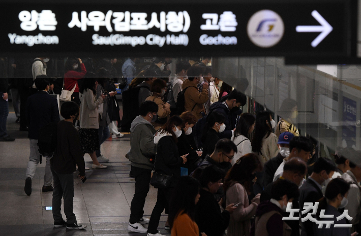 김포골드라인 김포공항역이 출근하는 시민들로 붐비고 있다. 황진환 기자