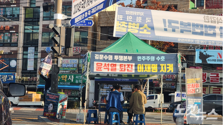 한 총선 출마 예정자가 전남 순천 아랫장 사거리에 천막을 치고 유권자들과 만나고 있다. 최창민 기자