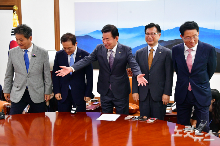 김진표 국회의장이 의장집무실에서 열린 '선거제 개편 협의체' 발족식에서 참석자들과 기념촬영을 마치고 자리를 안내하고 있다.(왼쪽부터 더불어민주당 김영배 정개특위 간사, 송기헌 원내수석부대표, 김 의장, 국민의힘 이양수 원내수석부대표, 김상훈 정개택위 간사). 윤창원 기자