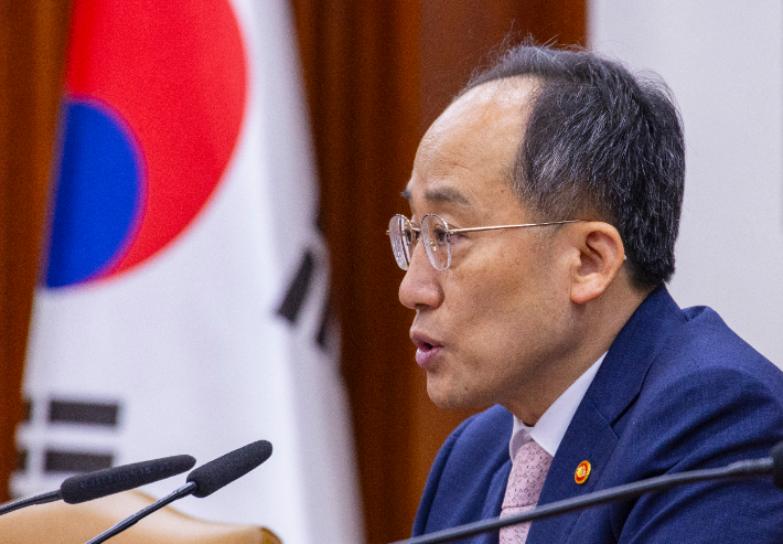 추경호 경제부총리 겸 기획재정부 장관이 2일 오전 서울 종로구 정부서울청사에서 열린 비상 경제장관회의 겸 물가 관계 장관회의에 참석해 물가 안정을 위한 각 부처의 관리를 강화를 핵심으로 한 발언을 하고 있다. 연합뉴스