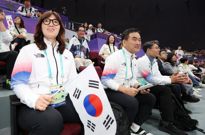 장미란 문화체육관광부 제2차관(왼쪽). 연합뉴스