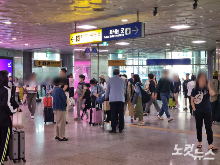 열차를 이용하려는 승객들로 부산역이 붐비고 있다. 김혜민 기자