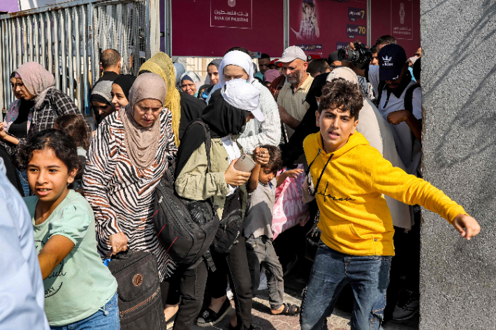 팔레스타인 가자지구 남부에서 사람들이 이집트로 통하는 라파 국경을 통과하기 위해 걸어가고 있다. 연합뉴스